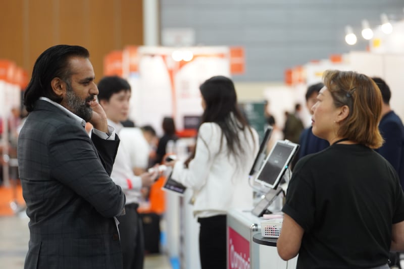 Echelon attendees talking at a marketplace booth